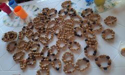  náramkov a náhrdelníkov z drevených koráliek